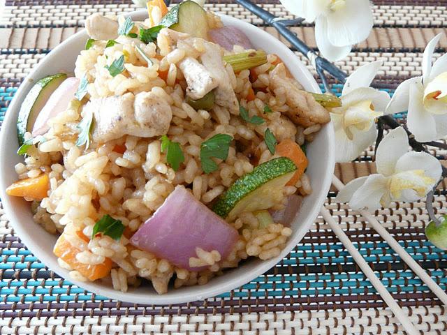 Arroz con verdura y pollo en wok Arroz con verdura y pollo en wok