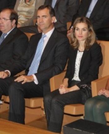 Los Príncipes visitan la Fundación Miguel Delibes en Valladolid. El look de Dña. Letizia Los Príncipes visitan la Fundación Miguel Delibes en Valladolid. El look de Dña. Letizia