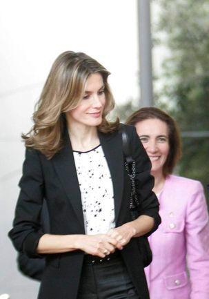 Los Príncipes visitan la Fundación Miguel Delibes en Valladolid. El look de Dña. Letizia Los Príncipes visitan la Fundación Miguel Delibes en Valladolid. El look de Dña. Letizia