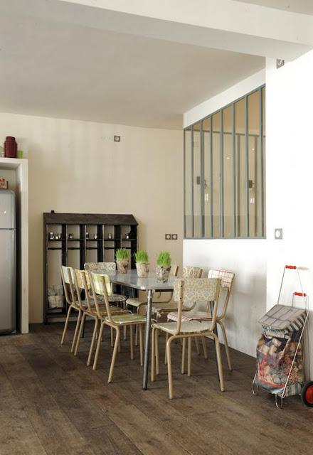 Zoe vive en un local comercial en París Zoe vive en un local comercial en París