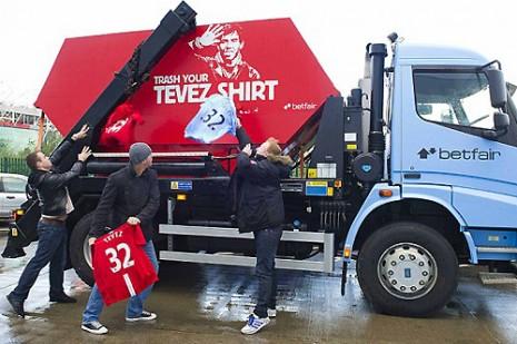 Tevez unifica sentimientos, ahora es “basura” en todo Manchester