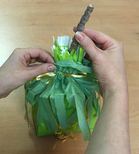 poniendo-palito Bolsa-escobas