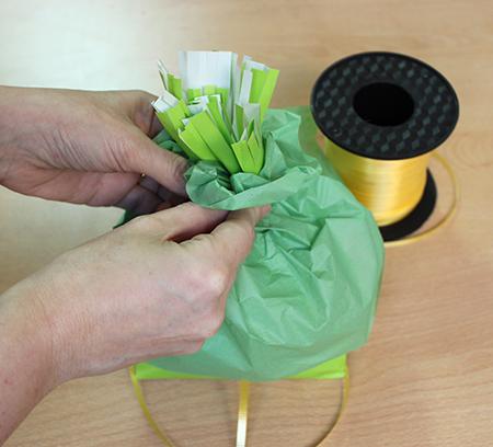 poniendo-papel Bolsa-escobas