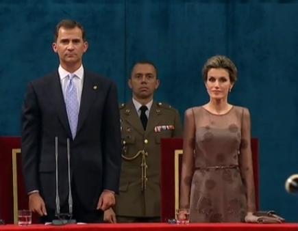 Entrega de los Premios Príncipe de Asturias. Dña. Letizia elige un vestido color café de Felipe Varela Entrega de los Premios Príncipe de Asturias. Dña. Letizia elige un vestido color café de Felipe Varela