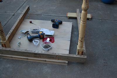 Una mesa de comedor con palets, decorada con suculentas Una mesa de comedor con palets, decorada con suculentas