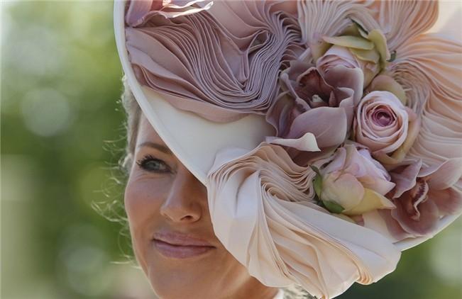 TOCADOS CON FLORES Tocados Ascot 2011, flores por todo lo alto