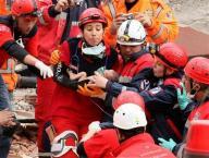 Equipos de rescate sacaron con vida a un bebé de dos semanas de entre los escombros de un edificio derrumbado el martes, mientras continúa la búsqueda de supervivientes del terremoto que sacudió al este de Turquía y dejó al menos 432 muertos y miles de personas sin hogar. En la imagen, trabajadores de rescate con un bebé rescatado de un edificio derrumbado en Ercis, cerca de la ciudad turca de Van, el 25 de octubre de 2011. REUTERS/Stringer