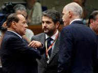 El primer ministro italiano, Silvio Berlusconi, presentó el miércoles a los líderes europeos un paquete de reformas económicas elaborado a toda prisa en respuesta a un ultimátum reclamando que tome acciones para impulsar el crecimiento y recortar la enorme deuda pública italiana.
En la imagen, el primer ministro italiano, Silvio Berlusconi (a la izquierda) habla con el primer ministro griego, Giorgios Papandreu (a la derecha) al comienzo de la cumbre de la UnióN Europea en Bruselas, el 26 de septiembre de 2011. REUTERS/Yves Herman