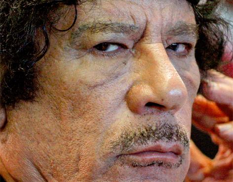 Libia entierra a Gadafi en un lugar secreto del desierto