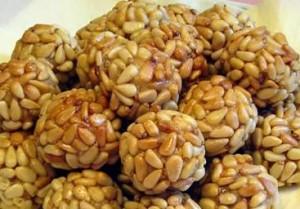 Panellets de almendra y piñones Panellets de almendra y piñones