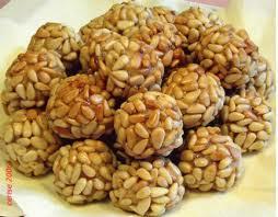 Panellets de almendra y piñones Panellets de almendra y piñones