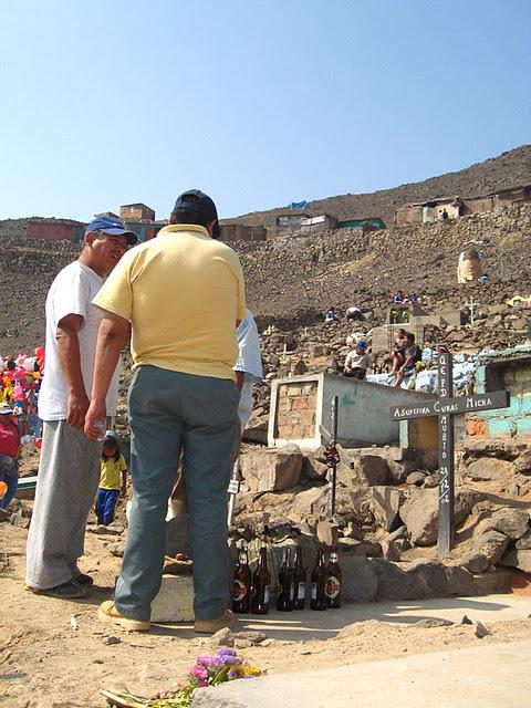 DIA DE LOS MUERTOS EN PERU II: EL CEMENTERIO (2DA PARTE)