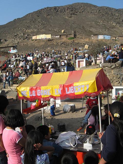 DIA DE LOS MUERTOS EN PERU II: EL CEMENTERIO (2DA PARTE)