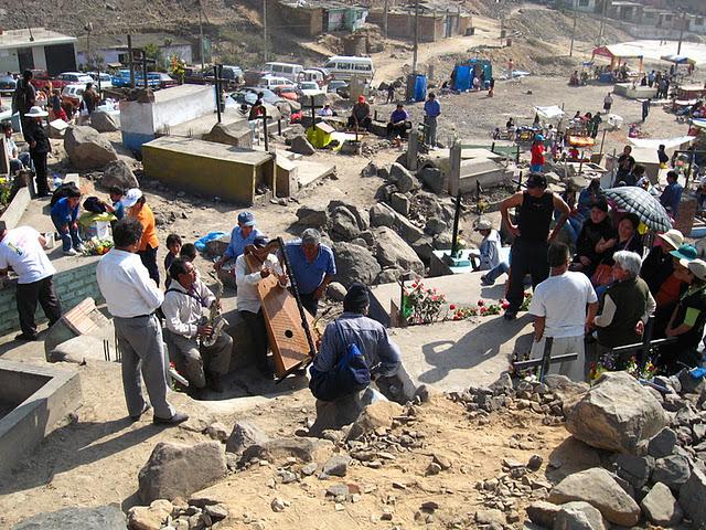 DIA DE LOS MUERTOS EN PERU II: EL CEMENTERIO (2DA PARTE)