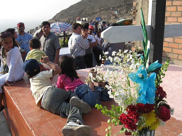 DIA DE LOS MUERTOS EN PERU II: EL CEMENTERIO (2DA PARTE)