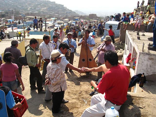 DIA DE LOS MUERTOS EN PERU II: EL CEMENTERIO (2DA PARTE)