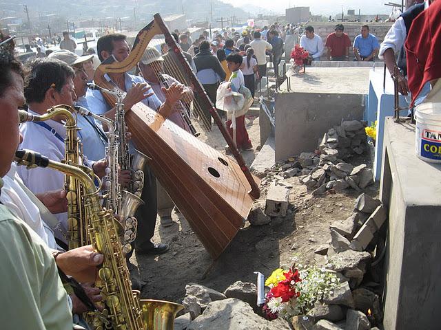 DIA DE LOS MUERTOS EN PERU II: EL CEMENTERIO (2DA PARTE)