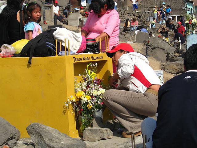 DIA DE LOS MUERTOS EN PERU II: EL CEMENTERIO (2DA PARTE)