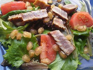 Ensalada de tataki de atún y granada Ensalada de tataki de atún y granada