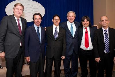 Aznar volvió a posar con Bush, esta vez contra Cuba Aznar volvió a posar con Bush, esta vez contra Cuba