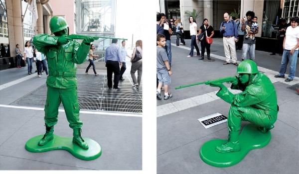 Un ambient con soldados de juguete gigantes Un ambient con soldados de juguete gigantes