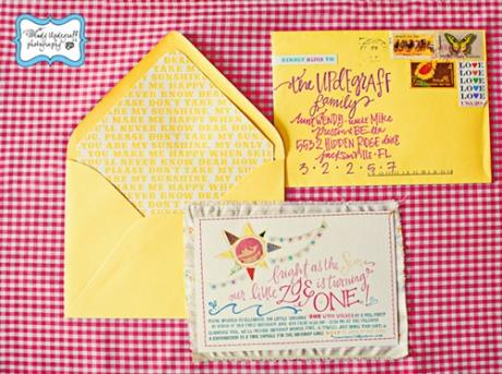 SUN1-lindsey-letters-via-wendyupdegraff Invitaciones: un 1er cumple alegre y bohemio
