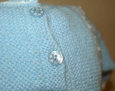 Para Guillermo... un faldón y conjunto de punto, en azul. Para Guillermo... un faldón y conjunto de punto, en azul.