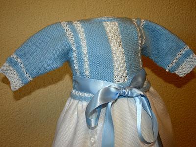 Para Guillermo... un faldón y conjunto de punto, en azul. Para Guillermo... un faldón y conjunto de punto, en azul.