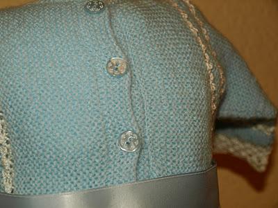 Para Guillermo... un faldón y conjunto de punto, en azul. Para Guillermo... un faldón y conjunto de punto, en azul.