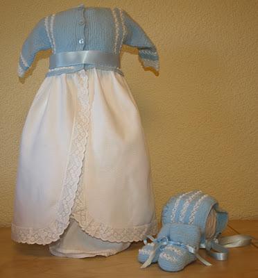 Para Guillermo... un faldón y conjunto de punto, en azul. Para Guillermo... un faldón y conjunto de punto, en azul.