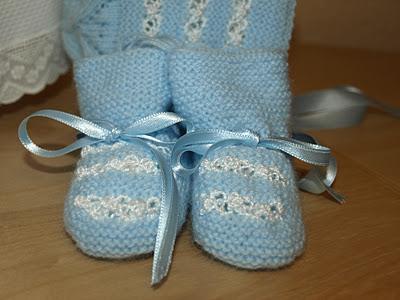 Para Guillermo... un faldón y conjunto de punto, en azul. Para Guillermo... un faldón y conjunto de punto, en azul.