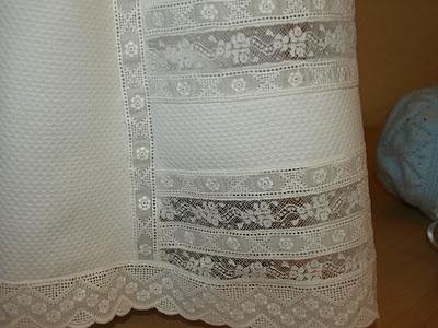 Para Guillermo... un faldón y conjunto de punto, en azul. Para Guillermo... un faldón y conjunto de punto, en azul.