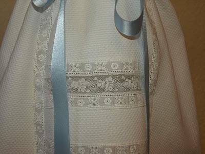 Para Guillermo... un faldón y conjunto de punto, en azul. Para Guillermo... un faldón y conjunto de punto, en azul.