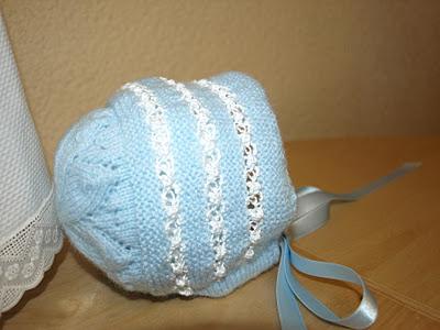 Para Guillermo... un faldón y conjunto de punto, en azul. Para Guillermo... un faldón y conjunto de punto, en azul.