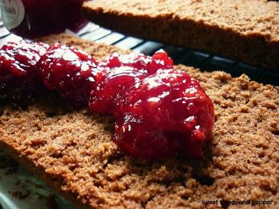 Bizcocho de chocolate y frambuesa. Bizcocho de chocolate y frambuesa.