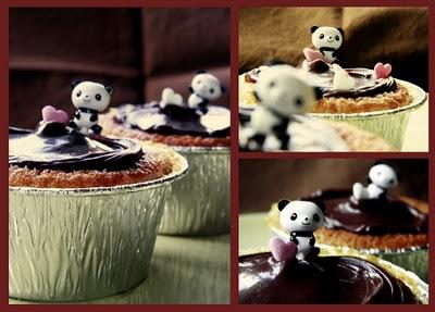 Muffins de vainilla con fresa y cobertura de chocolate. Muffins de vainilla con fresa y cobertura de chocolate.