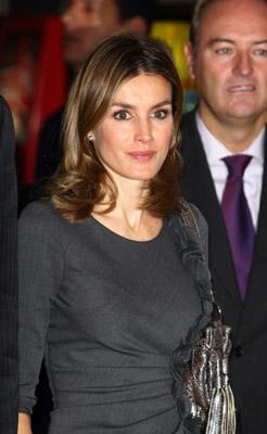 Dña. Letizia  repite nuevamente en Londres el vestido gris con volante fruncido vertical de Felipe Varela