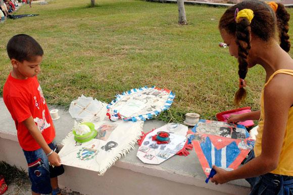 Papalotes realizados por niños cienfuegueros, con motivo de la jornada Camilo-Che, el 24 de octubre de 2009, en la plaza de actos de la provincia de Cienfuegos.