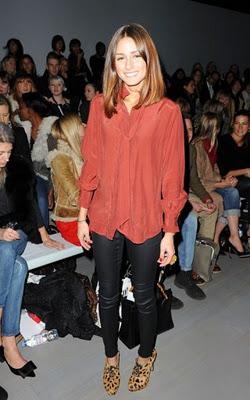 CON LA MODA AL CUELLO CON LA MODA AL CUELLO