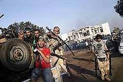 Sacaron los cadáveres y los quemaron: Mercenarios libios profanaron tumbas de la familia de Gadafi, incluyendo la de su mamá.