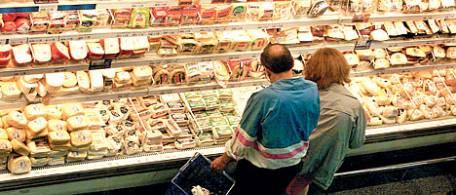 “Me quedo frío, al menos más que los embutidos del super”. La OCU detecta irregularidades en la refrigeración de alimentos en los supermercados españoles.