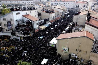 La muerte del rabino Tzvi Finkel Natan paraliza Jerusalén en un multitudinario homenaje