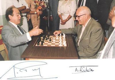 Ángel Ribera jugando al ajedrez con Jordi Pujol