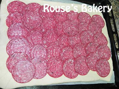 Stromboli con salchichón y pimiento. Stromboli con salchichón y pimiento.