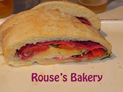 Stromboli con salchichón y pimiento. Stromboli con salchichón y pimiento.