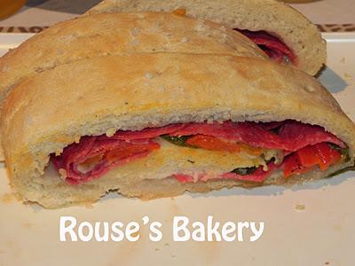 Stromboli con salchichón y pimiento. Stromboli con salchichón y pimiento.