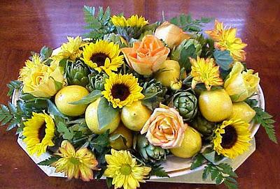 Frutas y flores, centro de mesa para un día especial
