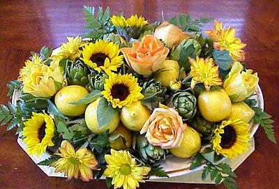 Frutas y flores, centro de mesa para un día especial Frutas y flores, centro de mesa para un día especial