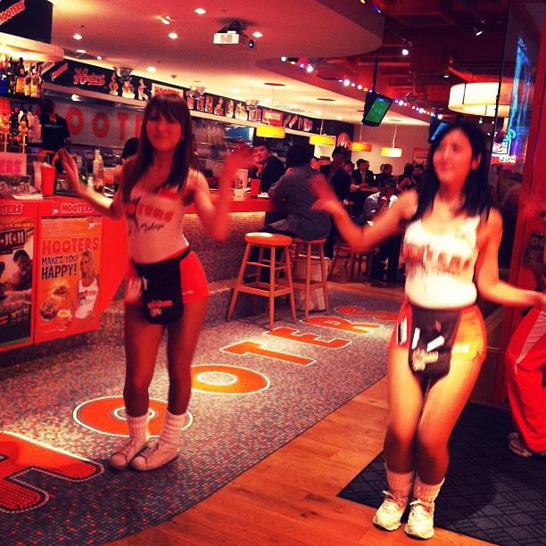 Cenando en el Hooters de Tokyo