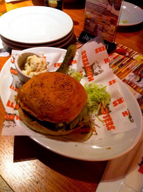 Cenando en el Hooters de Tokyo